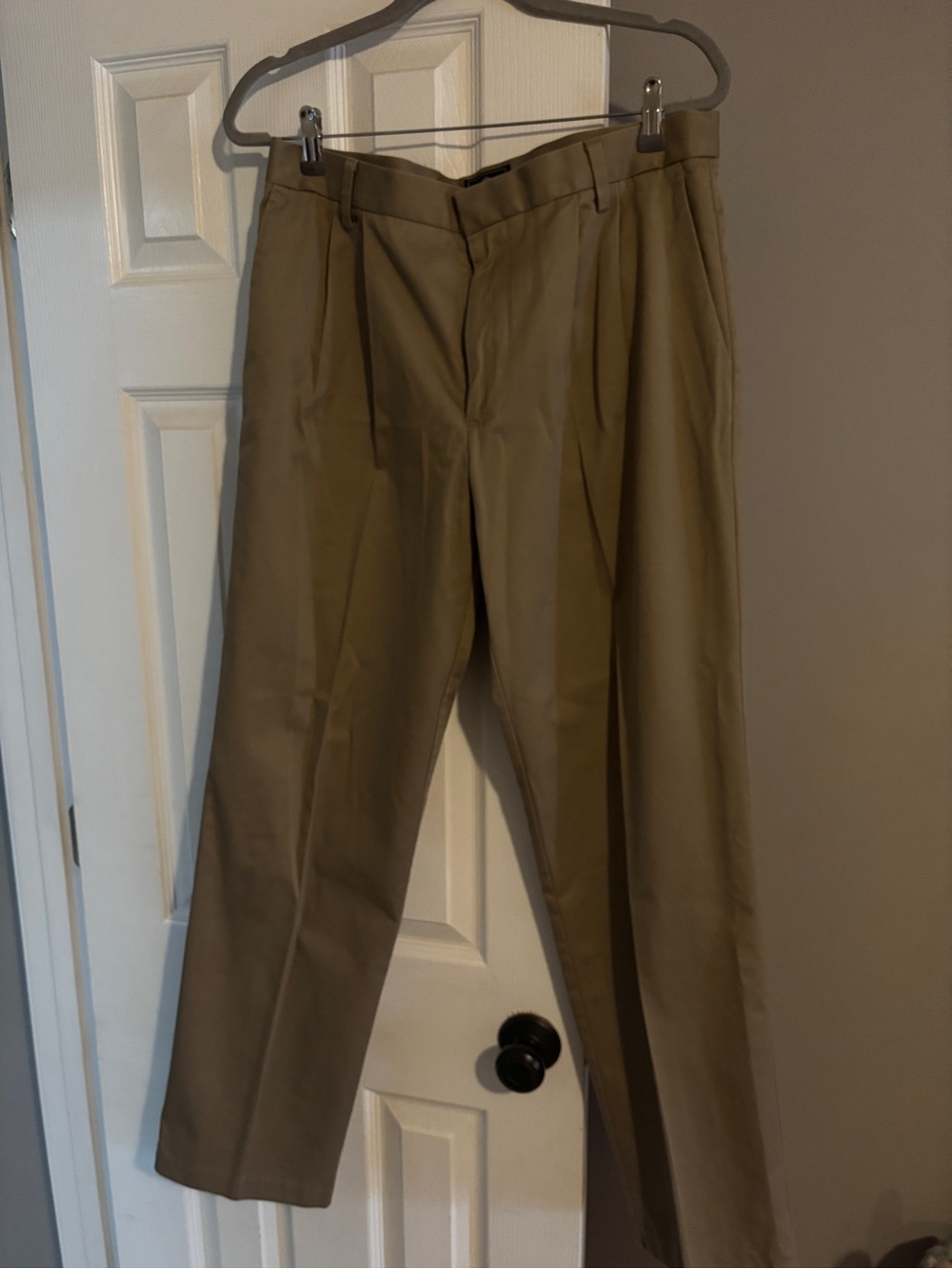 Dockers Men's Pleated Chinos in Khaki Tan size 34x32